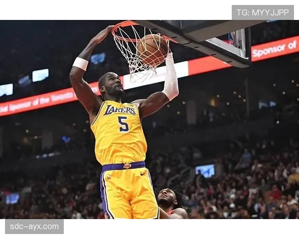 戴维斯增加背身单打比例并提升护筐效率主导湖人攻防