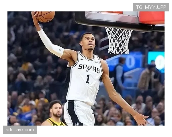 文班亚马挡拆拉开防守空间，助斯波尔斯特拉调整战术效率提升