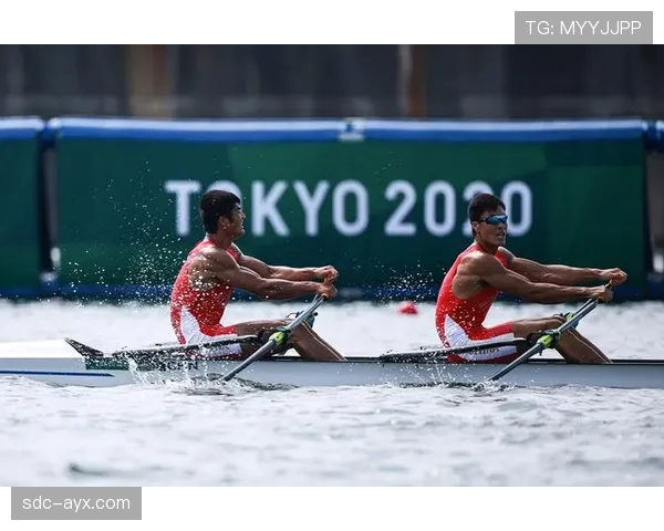 掌敏洁训练完随手啃蛋白棒的样子，真不像拿过奥运奖牌的人