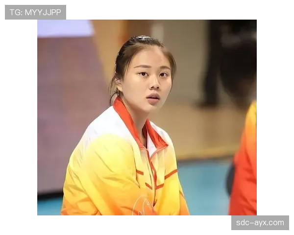 龚翔宇训练完顺手拎走三袋冰敷包，这自律程度真不是一般人扛得住的